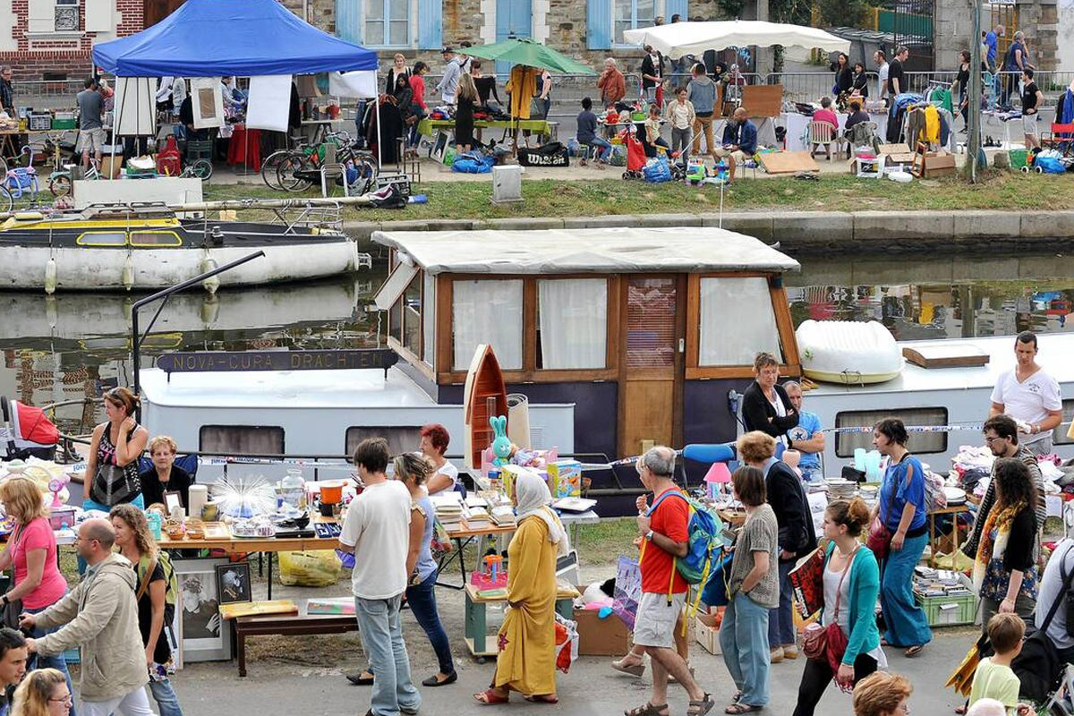 Braderie sur les berges du canal Saint-Martin à Rennes