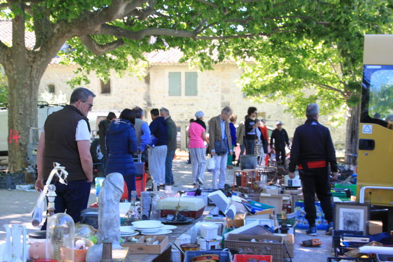Vide grenier SaintÉtienneduGrès (13103) 31 Mars 2019