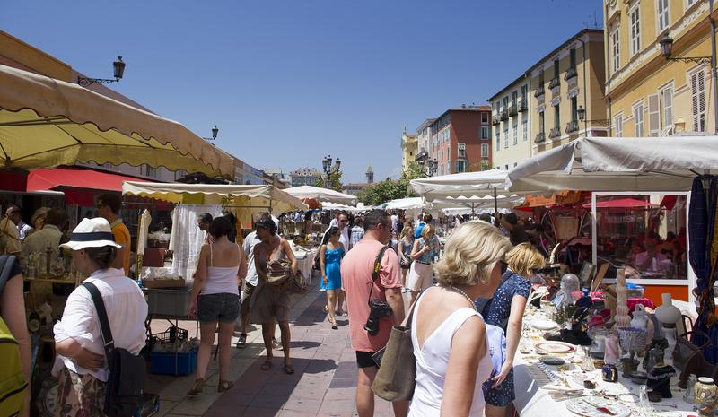 Brocante du Cours Saleya dans le vieux Nice