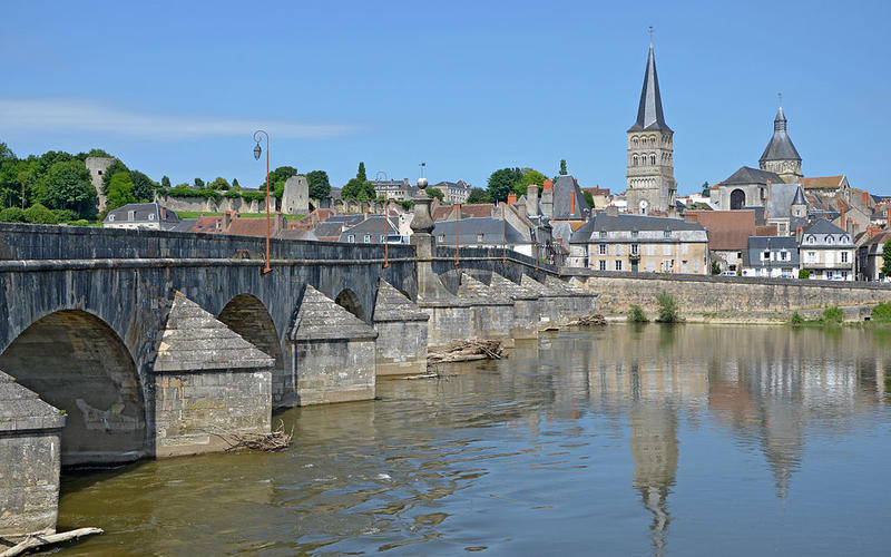 Grand pont sur la Loire à la Charité-sur-Loire